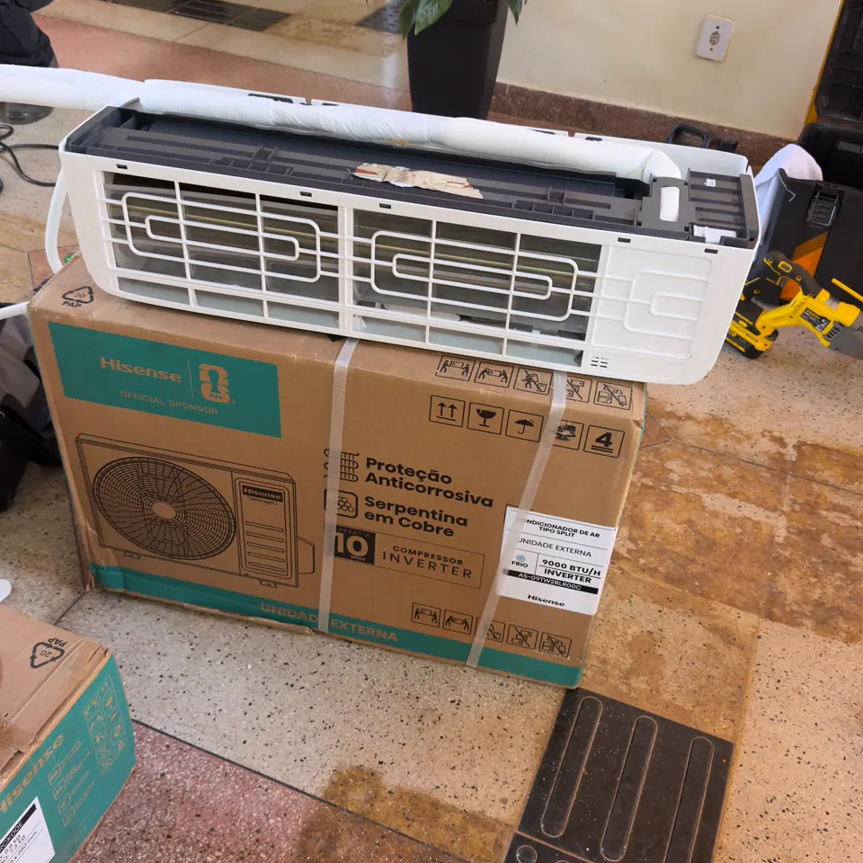 Split Hisense novo apoiado sobre a própria caixa, antes da instalação.